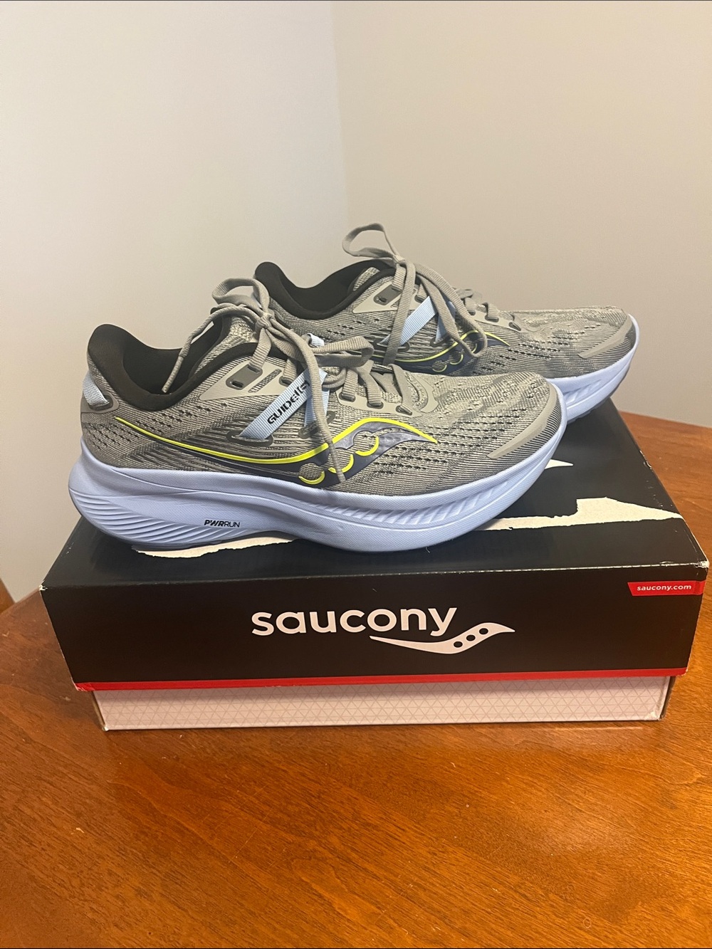 Saucony Women’s Guide 16 running shoe. Like new.